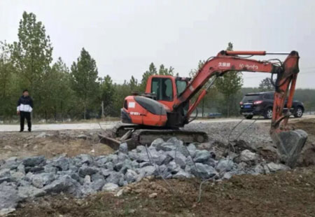 圖為蒙城縣古路溝站河道堤頂違建地磅被依法拆除